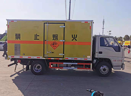 宝兴爆破器材运输车工人安全操作规范与智能技术保障